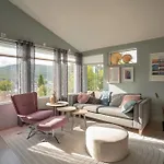 Large Modern House, Perfect For Northern Lights Hunting بيت للعطل
